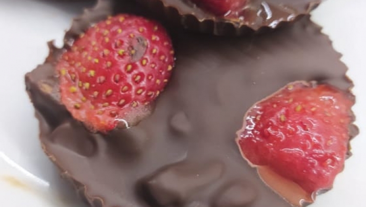 Σοκολάτα φράουλα με ξηρούς καρπούς